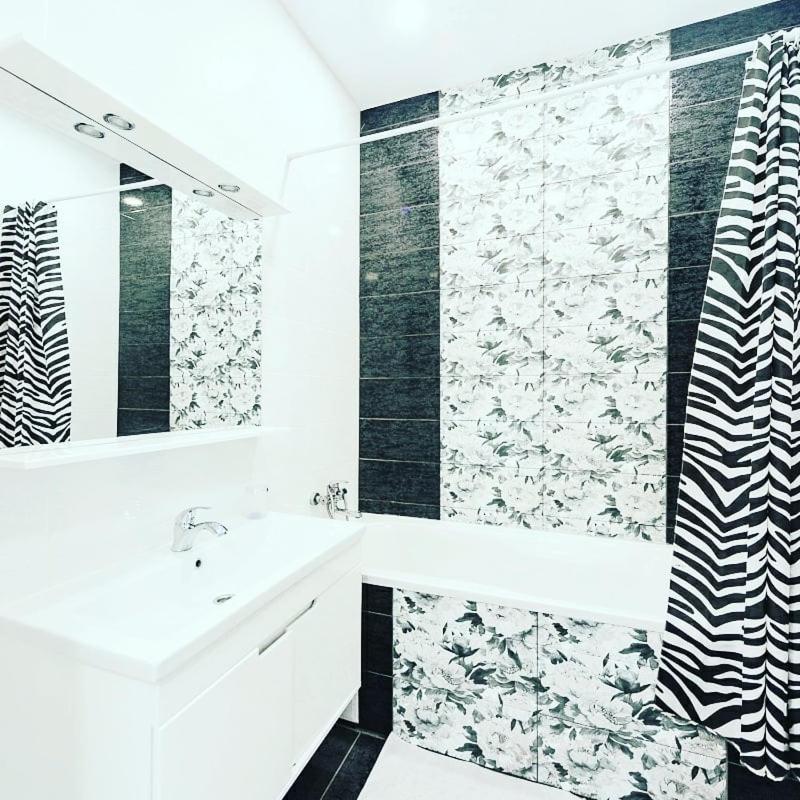 1 Room 60M2 Center Of Obolon Near River Side. With Terrace. 22 Floor Kiev Exterior foto